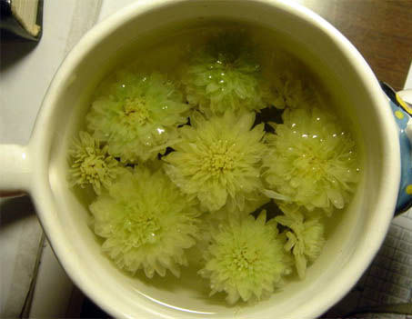 chrysanthemum flower and green tea for hypertension (image)