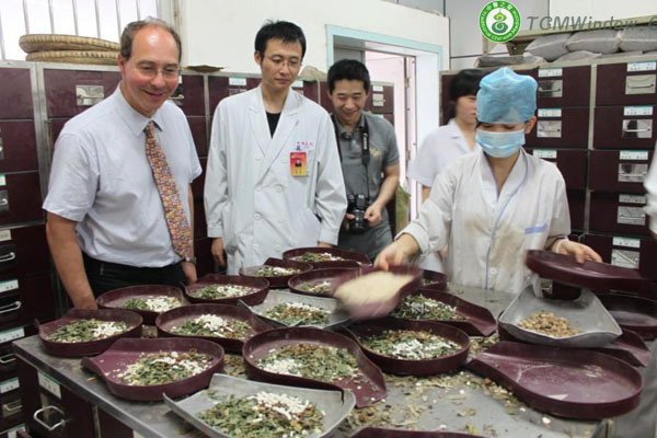 foreign visitors show their great interests in our compounding herbal medicine.