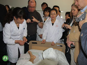 In 2012, a medical delegation from Campeche, Mexico, paid a visit to TCM WINDOW. They were watching a foot acupuncture demonstration treatment.