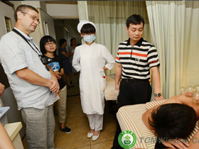 The benefits of cupping is to release internal toxins. Visitors from Estonia receive cupping treatment at TCM WINDOW.