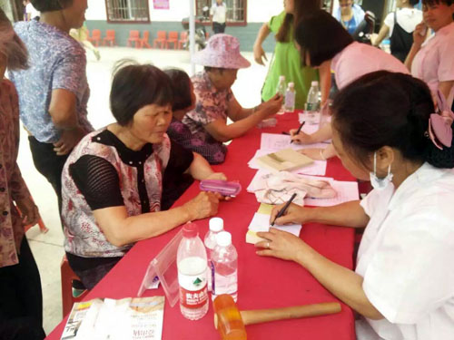 tcm window holds free medical clinic for citizens