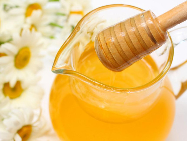 honey is an excellent remedy to get pink lips naturally